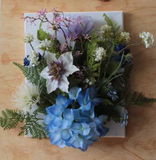 Blauw paars wit bloemstuk 24x30