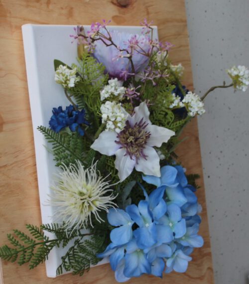 Blauw paars wit bloemstuk 24x30 - Afbeelding 2