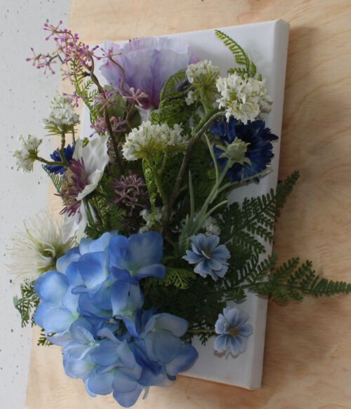 Blauw paars wit bloemstuk 24x30 - Afbeelding 3