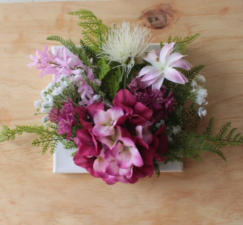 Roze wit bloemstuk 20x20